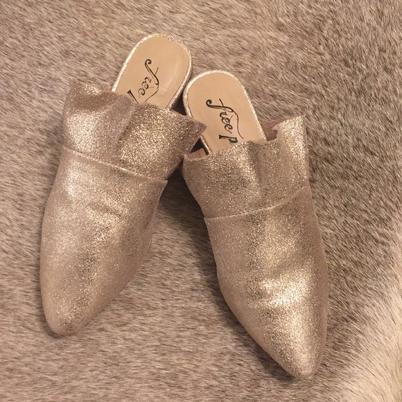 NWOT-FREE PEOPLE SIENNA GOLD MULE - Picture 2 of 4